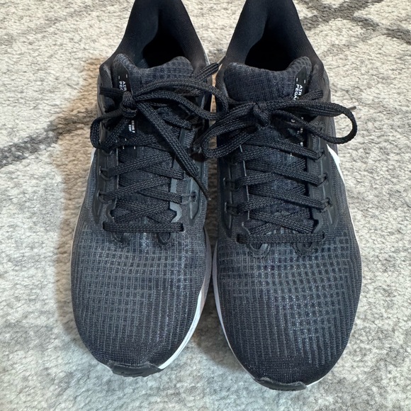 Nike Black and White Air Zoom Pegasus 39 Size: 7.5 women - worn 2 times - Picture 2 of 7